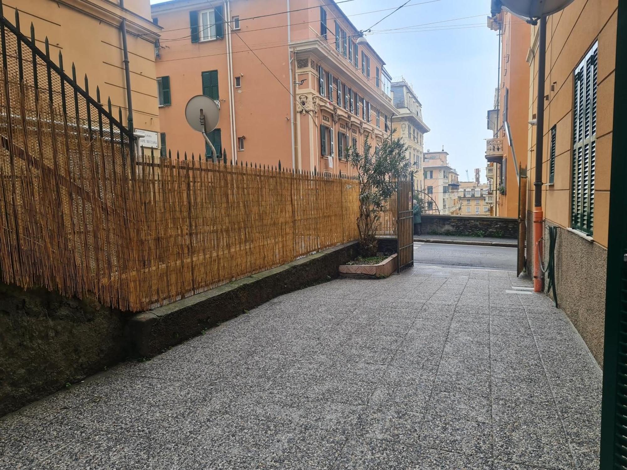 Ampio Appartamento Con 2 Posti Auto E Cortile Genova Exterior foto