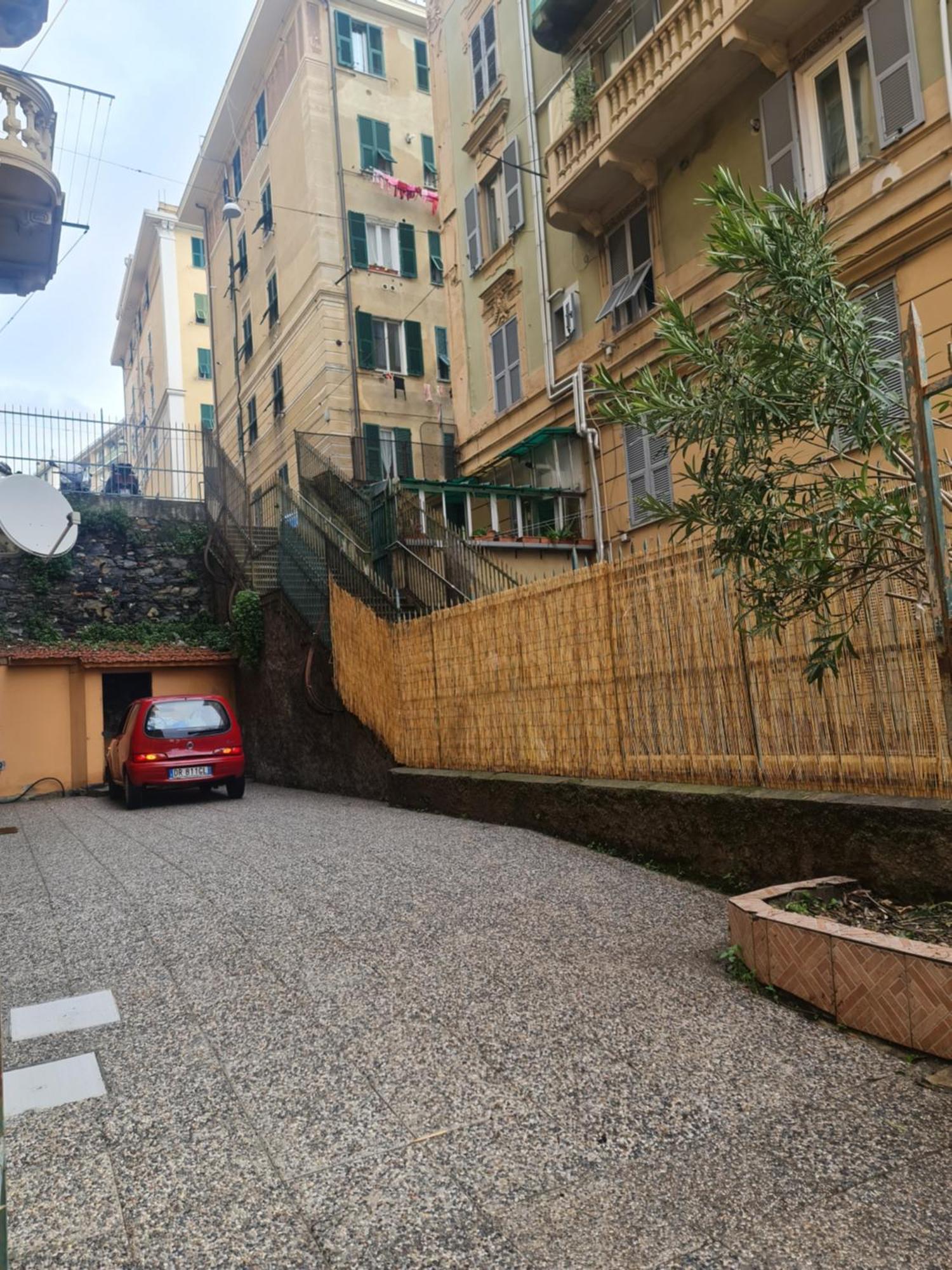 Ampio Appartamento Con 2 Posti Auto E Cortile Genova Exterior foto